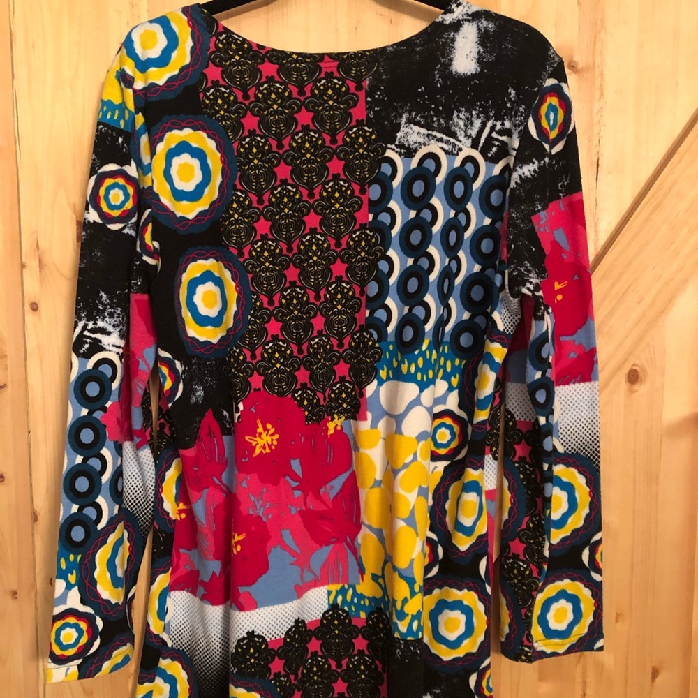 Pyramid Collections L Tunic - Picture 2 of 4